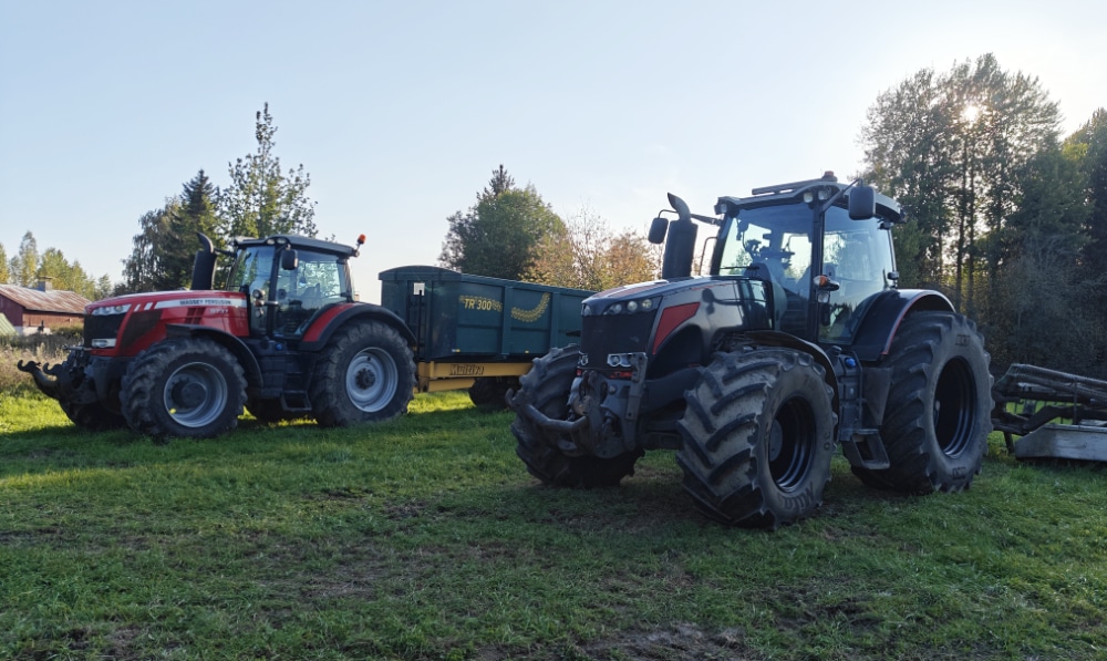 Massey Ferguson 8737 ja 8670 vierekkain.